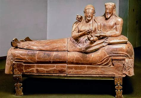  Sarcophagus of the Spouses – Birleşik Güzellik ve Ölümün Zarif Dansı!